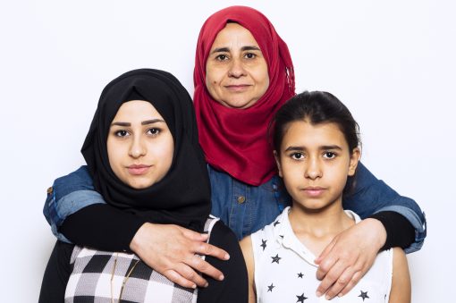 Portraitfoto von Hyam aus Syrien zusammen mit ihren Töchtern für lucys-sky.de Hyam hat bei einem Bombenangriff in Syrien alles verloren. Sie erzählt die Geschichte ihrer Flucht und wie schwer es ist in Deutschland anzukommen.