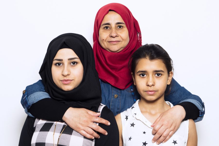 Hoffnung Portraitfoto von Hyam aus Syrien zusammen mit ihren Töchtern für lucys-sky.de Hyam hat bei einem Bombenangriff in Syrien alles verloren. Sie erzählt die Geschichte ihrer Flucht und wie schwer es ist in Deutschland anzukommen.